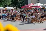 (FOTO) Brezplačno kosilo in torta za vse: Praznični dan na Titovem trgu združil občanke in občane
